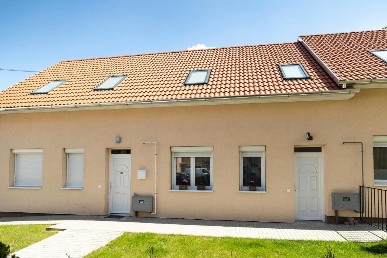 Zsendülő Apartman Daire Eğri Dış mekan fotoğraf